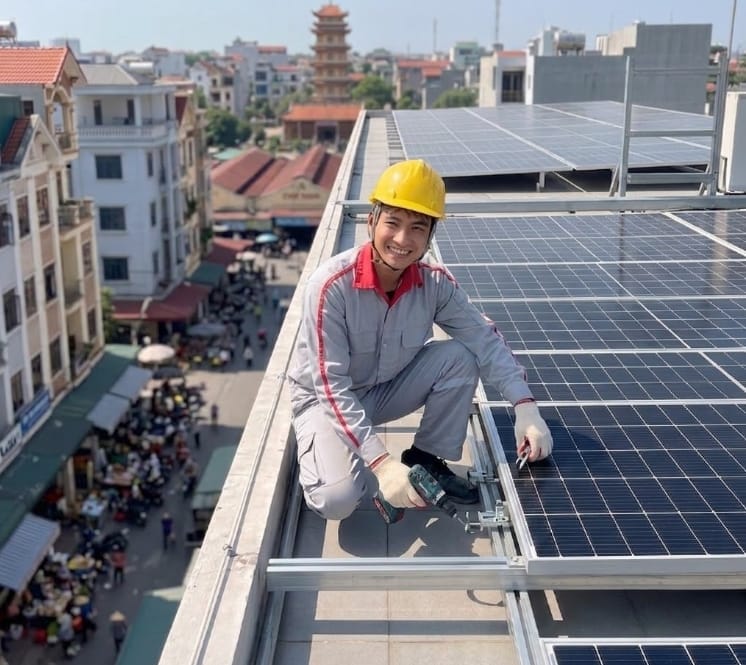 Thi công điện mặt trời tại phường Đông Vệ, TP. Thanh Hóa.